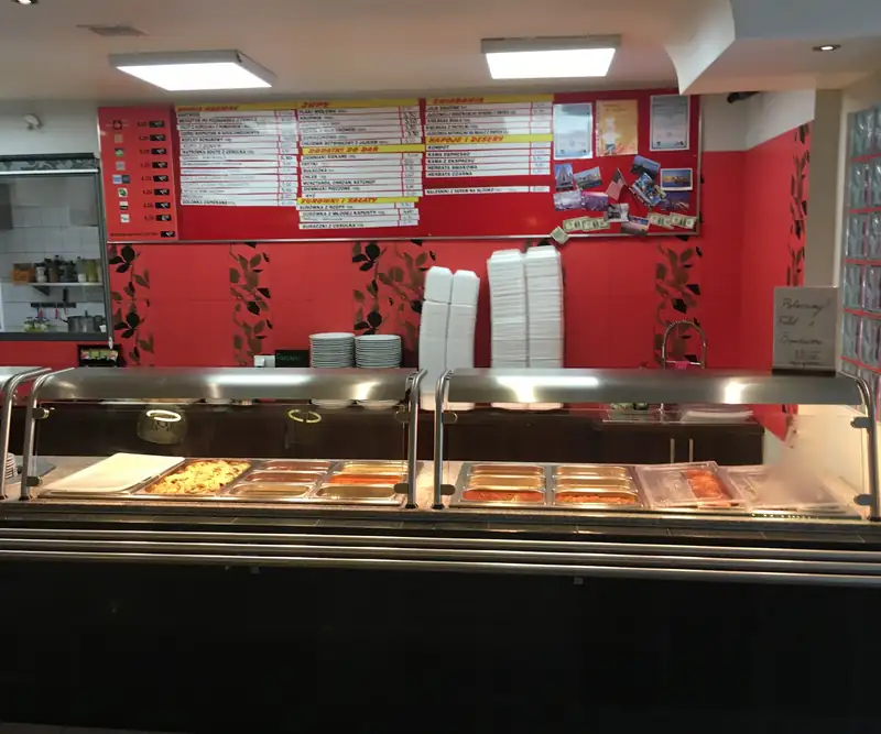 Czerwona lada z daniami i tablicą menu