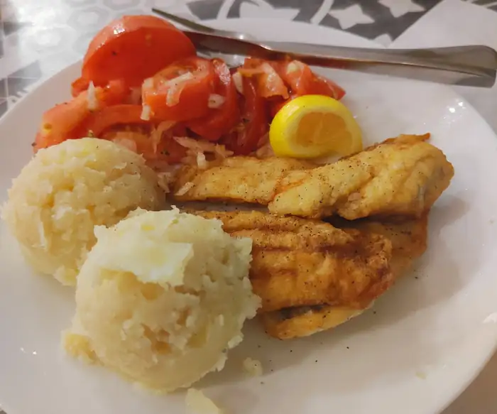 Ryba z puree ziemniaczanym, pomidorem i cytryną